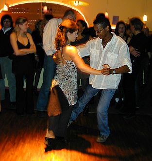 ...auch einmal Tango: Salsa-Party in der Kantine 5