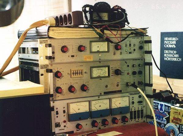 ein 50 Watt UKW-Stereo Sender (oben Stereocoder, mitte Sender, unten Meeinheit)